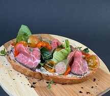 Брускетта с ростбифом и соусом вителло тоннато
