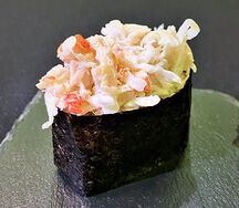 Гункан с мясом камчатского краба