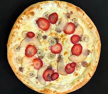 Сладкая пицца с бананом и клубникой 
