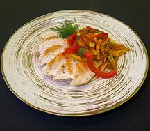 Куриная грудка с овощами