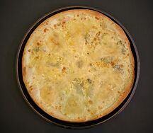 Пицца с грушей и сыром горгонзола