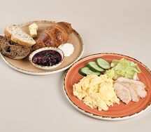 Континентальный завтрак с копченой курицей