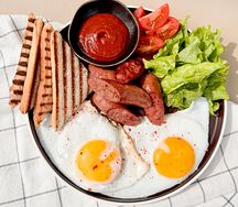 Глазунья с колбасками