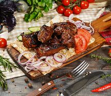 Шашлык из говяжьей печени на мангале