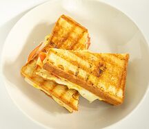 Горячий сэндвич с пепперони, томатами, окороком и сыром