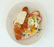 Крок-круассан, тамбовский окорок, жареное яйцо