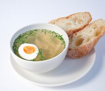 Куриный бульон с яйцом 