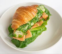 Круассан с лососем