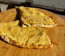Кальцоне с копченой курицей и брокколи
