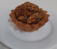 Корзинка с грецким орехом