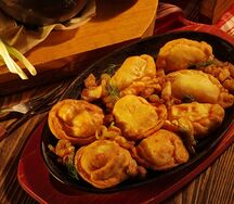 Вареники с капустой, картофелем и грибами с поджаркой из грудинки