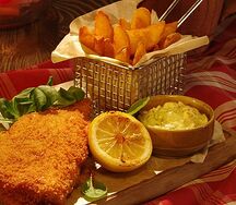 Фиш энд чипс с картофельными дольками и соусом Тартар
