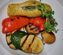Сёмга с зелёным маслом и овощами гриль