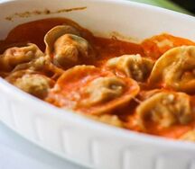 Запеченные пельмени с говядиной и зирой в томатном соусе