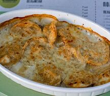 Запеченные пельмени с говядиной и зирой в грибном соусе