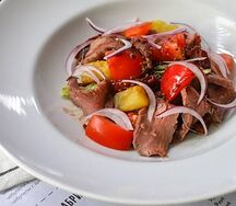 Салат с пряной говядиной