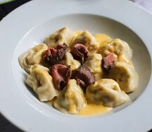 Пельмени с карпаччо в сырном соусе