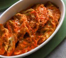 Запеченные вареники с картофелем и грибами в томатном соусе