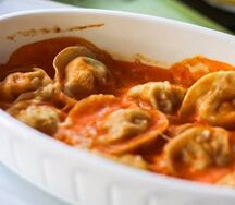 Запеченные пельмени Сибирские в томатном соусе
