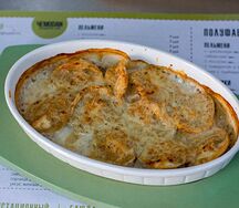 Запеченные пельмени с кроликом в грибном соусе