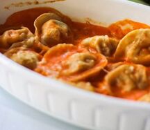 Запеченные пельмени с птицей в томатном соусе