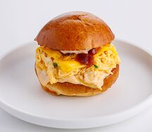 Булочка со скрэмблом и карамельным луком (бургер)