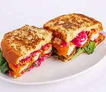 Сэндвич с хрустящей курицей и красной капустой