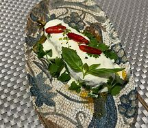 Баклажан с сальсой и кокосовым соусом