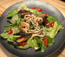 Теплый салат с морепродуктами