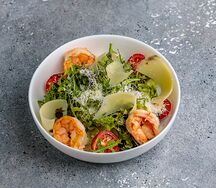 Руккола с креветками и томатами черри