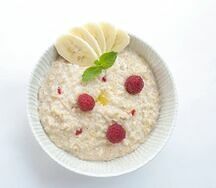 Овсяная каша с сезонными фруктами и с ягодами с ягодами