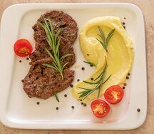 Медальоны из говядины с картофельным пюре
