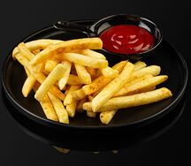 Картофель фри с кетчупом