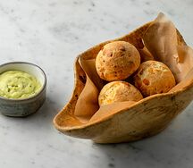 Гуакамоле с сырными булочками