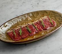 Татаки из говядины с маринованным дайконом и соусом понзу