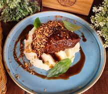 Томлёные говяжьи щёчки