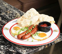 Городская яичница с куриными колбасками