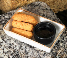 Сырные палочки с ягодным соусом