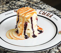 Оладьи с черничным соусом и карамелью