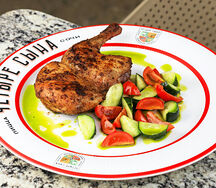 Запечённый цыплёнок с овощным салатом