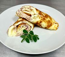 Фриттата с овощами, беконом и куриной грудкой