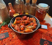 Вареные раки в ароматном бульоне мелкие