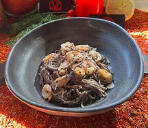 Соба с мидиями и креветками в сливочно-чесночном соусе