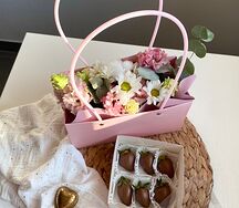 Цветы в сумочке и клубника в шоколаде