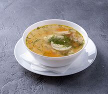 Куриный бульон с рисом и яйцом