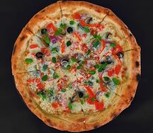 Пицца с шампиньонами и овощами