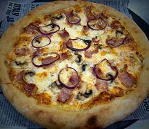 Пицца с беконом и грибами