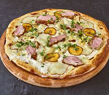 Пицца с уткой, грушей и сыром дорблю