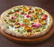 Пицца с лососем и морепродуктами