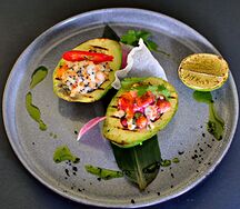 Запечённый авокадо с лососем и креветкой